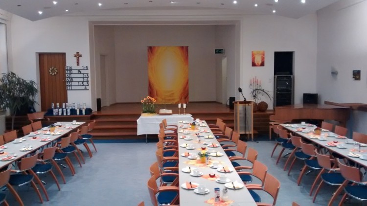 Toll gedeckte Tische im Gemeindesaal